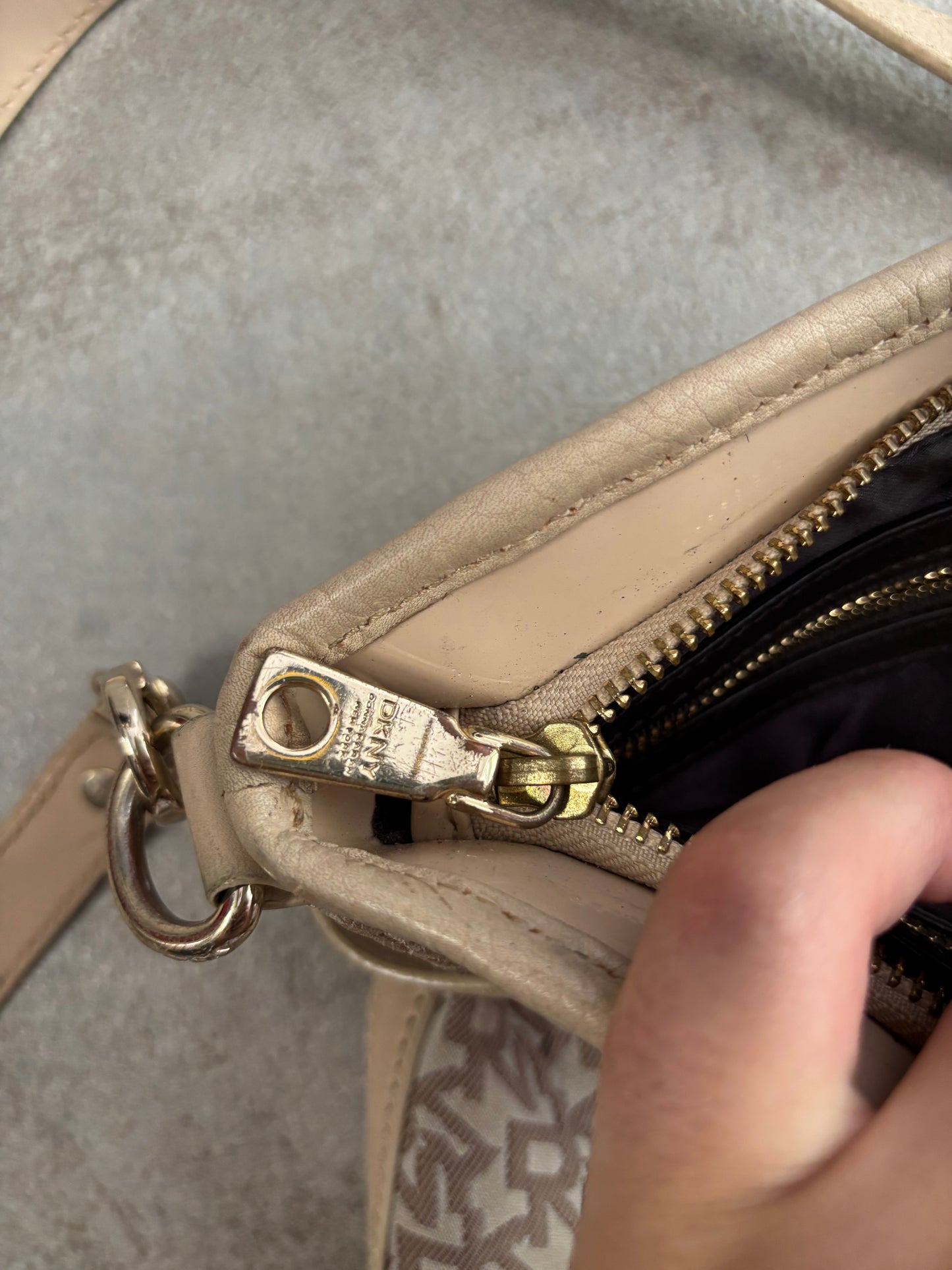 Bandolera Monogram DKNY 00s Vintage