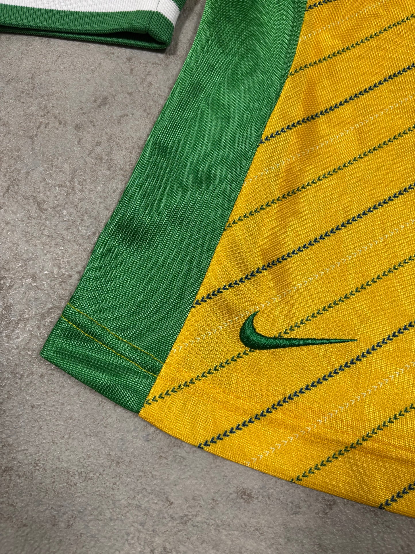 Top Manga 3/4 Nike Brasil 2005 Vintage - M Woman