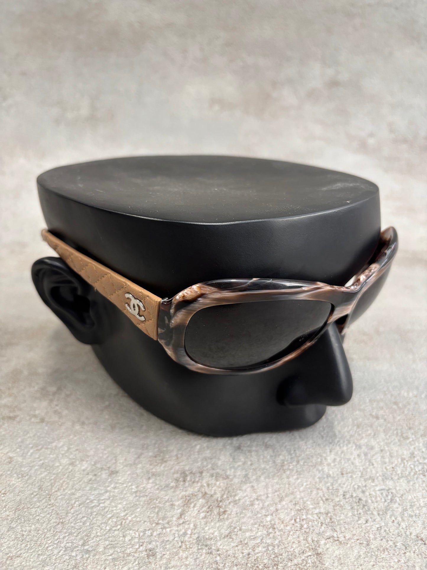Gafas Chanel Patilla de Cuero 00s Vintage
