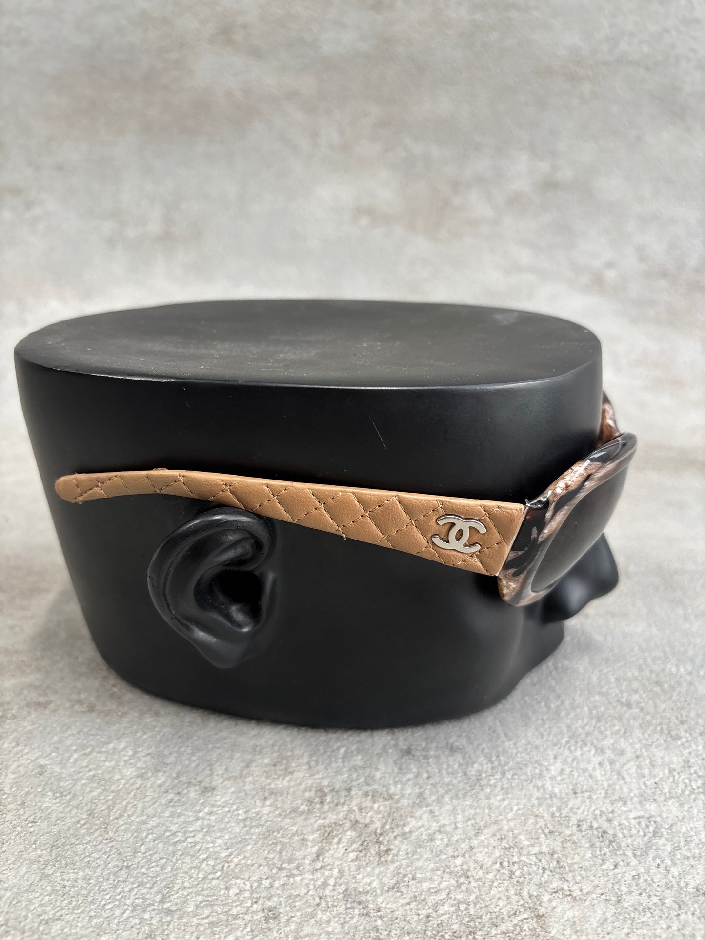 Gafas Chanel Patilla de Cuero 00s Vintage