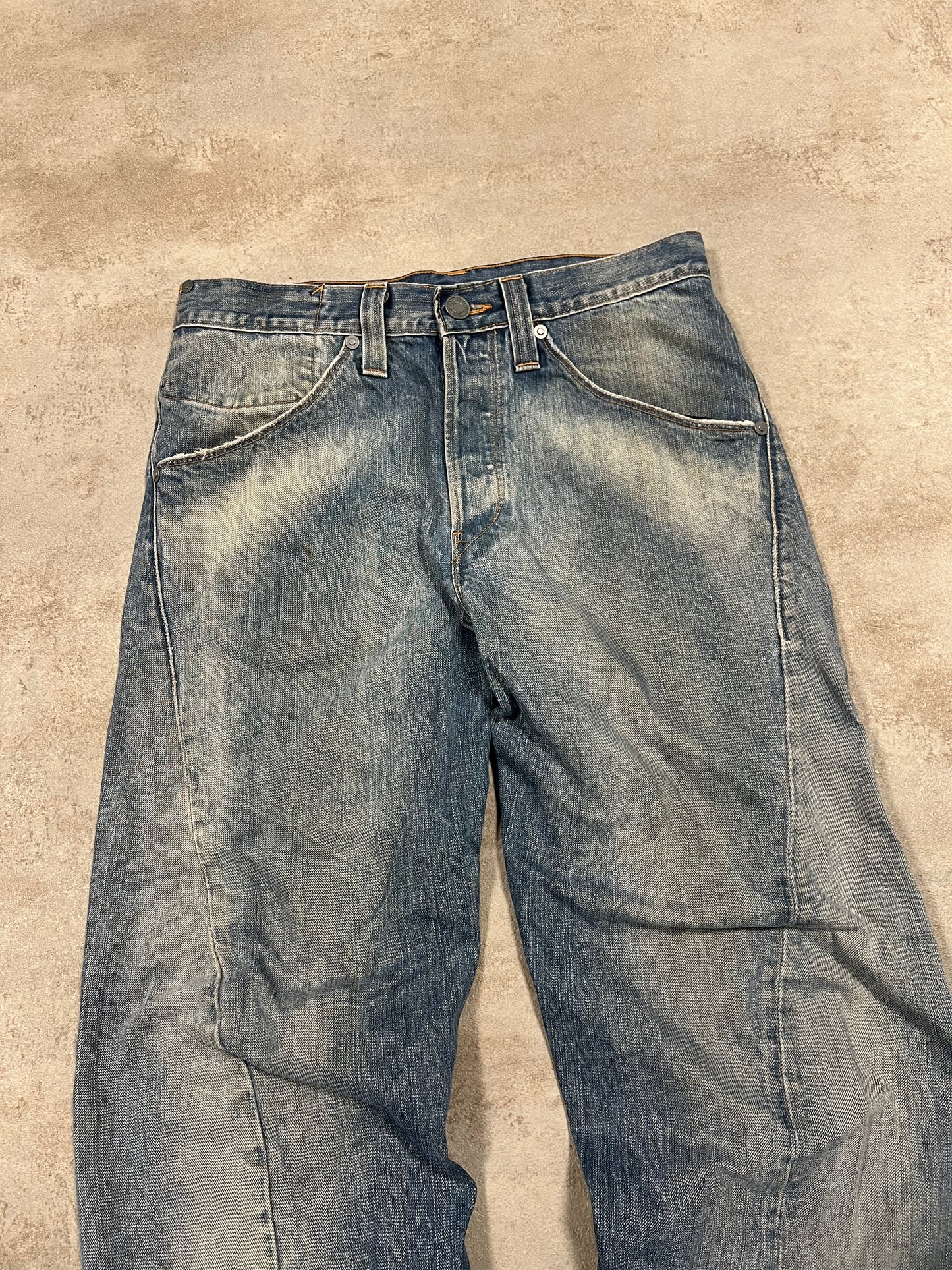 Pantalones Vaqueros Asimétricos Vintage Levi’s Engineered ‘Buckle Back ‘ 00’s - S