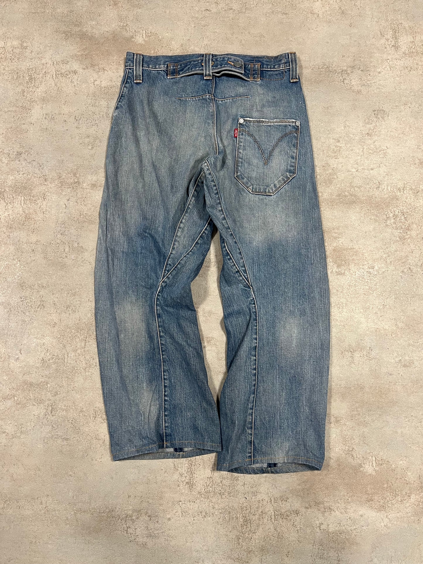 Pantalones Vaqueros Asimétricos Vintage Levi’s Engineered ‘Buckle Back ‘ 00’s - S