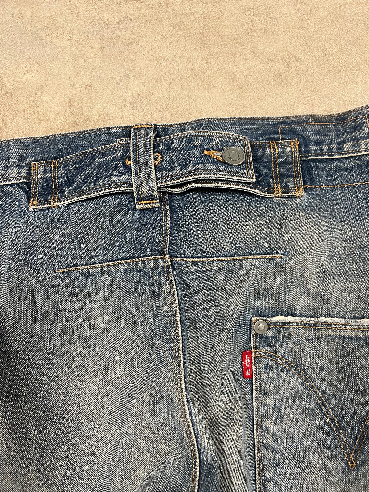Pantalones Vaqueros Asimétricos Vintage Levi’s Engineered ‘Buckle Back ‘ 00’s - S