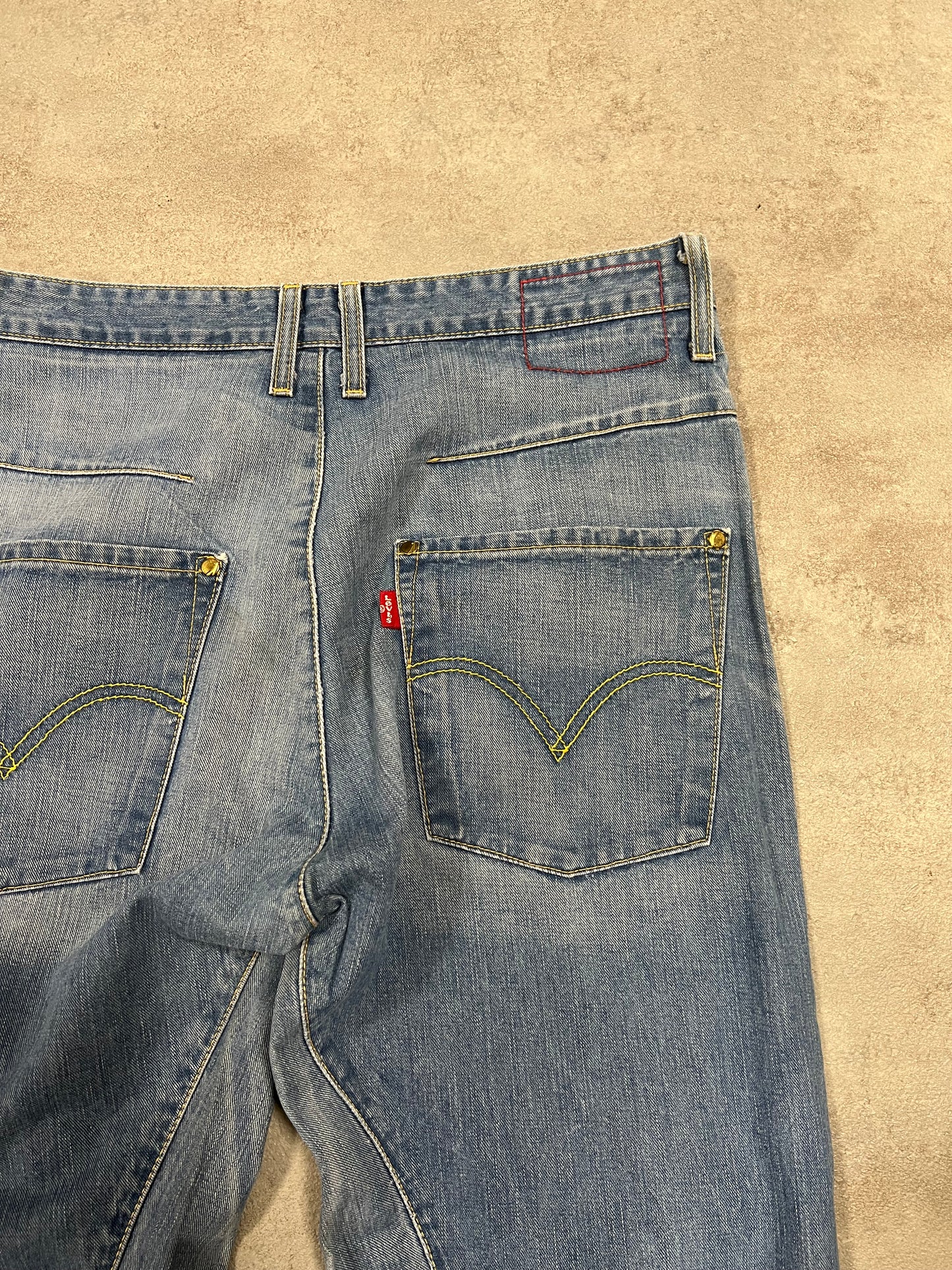 Pantalones Vaqueros Vintage Levi’s Engineered Asymethric Cut 00’s - M